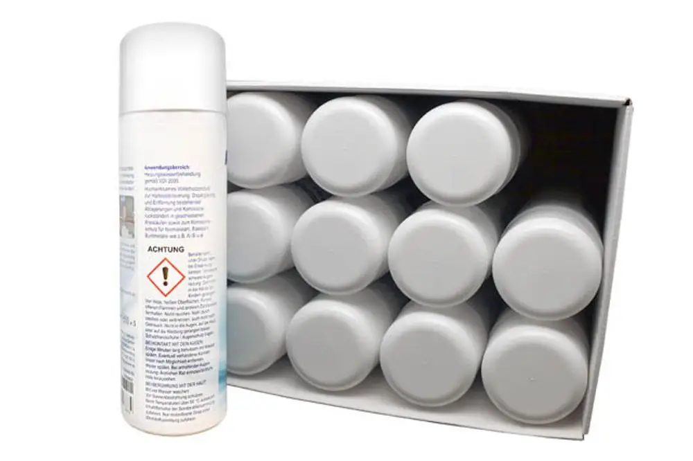 Weißer Spray mit Deckel, neben einer Verpackung mit mehreren identischen Dosen. Hinweise zur Anwendung und Sicherheit sind auf der Rückseite sichtbar. Marke: Remeha.